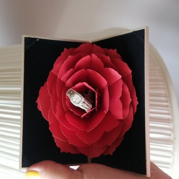 Ring box, suitable for engagement ring. - Picture 3 of 3